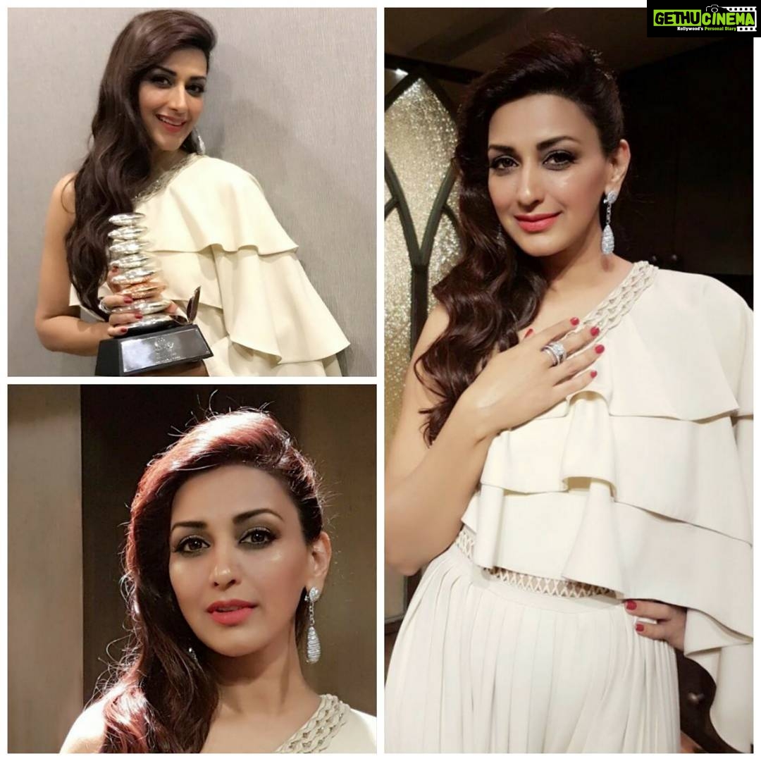 Sonali Bendre Instagram - Thank you @asia.spa.india for the honour and this lovely trophy! It was a lovely evening. #AboutLastNight #OOTN #10asiaSpaIndiaAwards Outfit - @ridhimehraofficial Jewellery - @gehnajewellers1 Hair - @kantamotwani Styled by - @akankshagajria