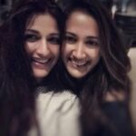 Sonali Bendre Instagram - Welcome to d other side!!!🎂🎂🎂@gayatrioberoi #smileisdbestmakeup #happyfacesrdprettiest #friendslkurfavjeans #soulsisters