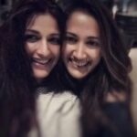 Sonali Bendre Instagram – Welcome to d other side!!!🎂🎂🎂@gayatrioberoi #smileisdbestmakeup #happyfacesrdprettiest #friendslkurfavjeans #soulsisters