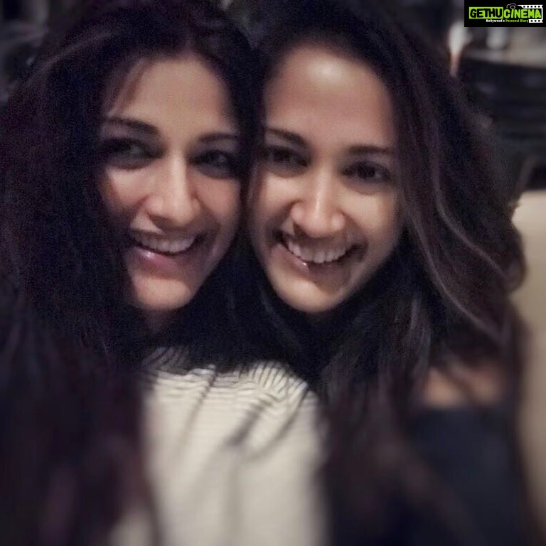 Sonali Bendre Instagram - Welcome to d other side!!!🎂🎂🎂@gayatrioberoi #smileisdbestmakeup #happyfacesrdprettiest #friendslkurfavjeans #soulsisters