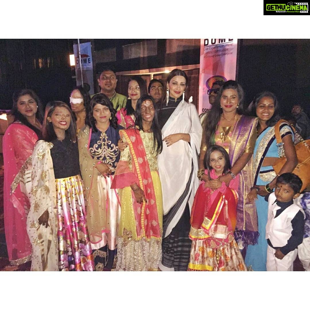 Sonali Bendre Instagram - Wow.. this evening was something else altogether... So grateful to have been able to share the stage with these courageous and victorious women... So overwhelmed and inspired... More love and power to them... Thank you @amruta.fadnavis for getting so many people involved and for creating a tangible, sustainable initiative that will make such a difference to these victors' lives... #MSCW #DivyajFoundation #ConfidenceWalk