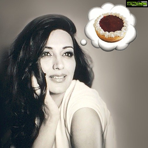 Sonali Bendre Instagram - Dessert - Not a part of my diet, nor my reality right now ☹ Can't wait to eat one of these as soon as my diet ends. Hehe Till then I'll keep dreaming about all the yummy stuff from @thedessertco @rohanshrestha #FeedMeChocolate #DreamingAboutDessert #NeedASugarRush #MidWeekBlues