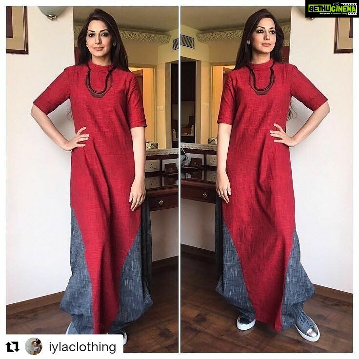 Sonali Bendre Instagram - #Repost @iylaclothing with @repostapp ・・・ Love the look! Sonali Bendre Behl @iamsonalibendre exudes easy and effortlessness in our colour block handwoven dress, @en_inde_space neck piece and uber cool @axelarigato sneakers! #sonalibendre #lovethelook #springsummer17 #iylathreads #homegrown #handmade #handwoven #designedwithlove #madewithcare #easy #effortless #chic #lovethelook #comingsoon‼️ 🌟😍❤️✨