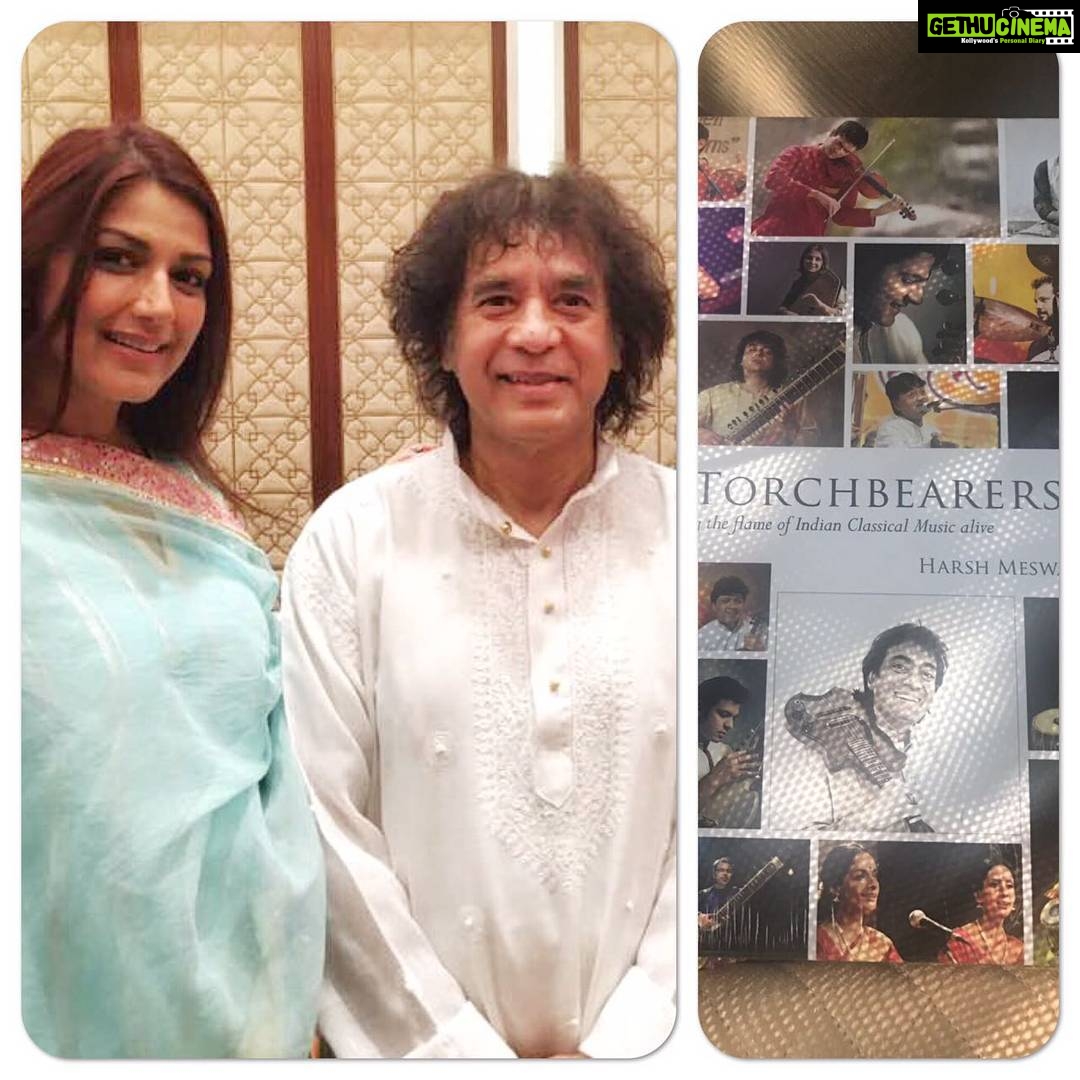 Sonali Bendre Instagram - An amazing afternoon with our musical legends and the new generation who will ensure they are never forgotten. Congratulations @harshmeswani on the launch of your book and the wonderful performance. May your love for Indian classical music continue to shine through. @bijal.meswani and #Hital... you have every reason to be #SoProud! And thank you #ZakirHussain for indulging me in my #FanGirl moment