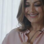 Sonali Bendre Instagram – Some tunes transport you to another world😄 
A sound of assurance, this is #TheNewSoundOfYES by @yes_bank.