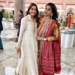 Sonali Bendre Instagram – Warmest smile ever!@pinkyreddyyy always fun to catch up with this lovely lady….#weddings #funtimes #desistyle