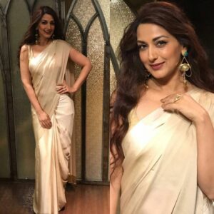 Sonali Bendre Instagram - Honoured to continue my long standing association with #ZeeRishteyAwards.... #GoldenGirl #ZRA2016 @ZeeTV Sari by manishmalhotra05 Jewellery by @minerali_store Hair by @zenobiamody, @kromakaysalon Styled by @akanshagajria