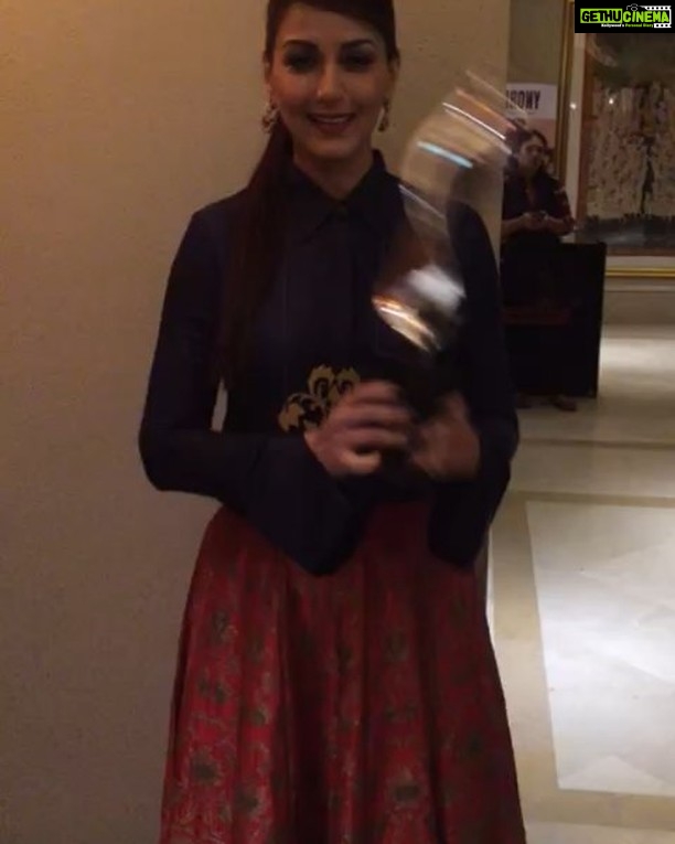 Sonali Bendre Instagram - This is something I will gladly add to the shelf. Thank you @milokmat for naming me the Most Stylish Icon. This is one way to make a girl feel really special! #MaharashtrasMostStylish
