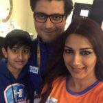 Sonali Bendre Instagram - The troopers are off to cheer for the @haryanahammers! #gohammers #AsliDangal #DeParakKe @goldiebehl @rockbehl Thank you @reliance_digital for the unwavering support!