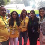 Sonali Bendre Instagram - So much fun to have flagged off the Standard Chartered Mumbai Marathon at CST, with #PiyushPandey, #TinaAmbani, and #Tapasee! #SCMM2017 #HarmonyCelebrateAge