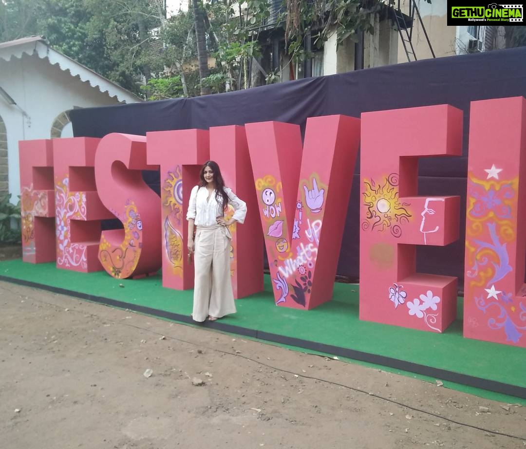 Sonali Bendre Instagram - Thank you @gulpanag and birthday girl @shrutiseth... #Festivelle2016 was a lot of fun... Great concept and great execution! :) #revitalhealth