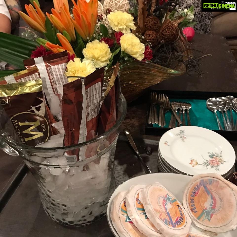 Sonali Bendre Instagram - Old friends and sweet childhood memories... Magnum ice cream and Parsi Dairy kulfi... This is what Sundays are made for! #SinfulSunday