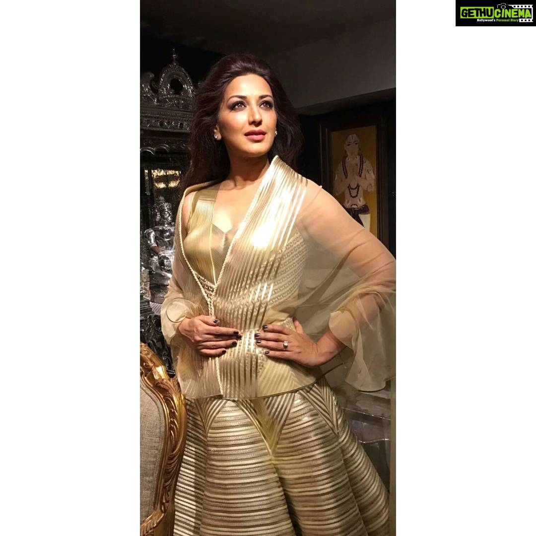 Sonali Bendre Instagram - Ready for the #KarrmFilmfareAwards tonight! Looking forward to celebrating the amazing talent of the Marathi film fraternity... @jiteshpillaai Designer: @amitaggarwalofficial Hair by @sandhyabellarae Styling @akankshagajria