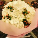 Sonali Bendre Instagram - Thank u for sending me my fav flowers!!! @stemlinefloraldesign #hydrangeas #mademesmile #sopretty #pinknwhite 😊