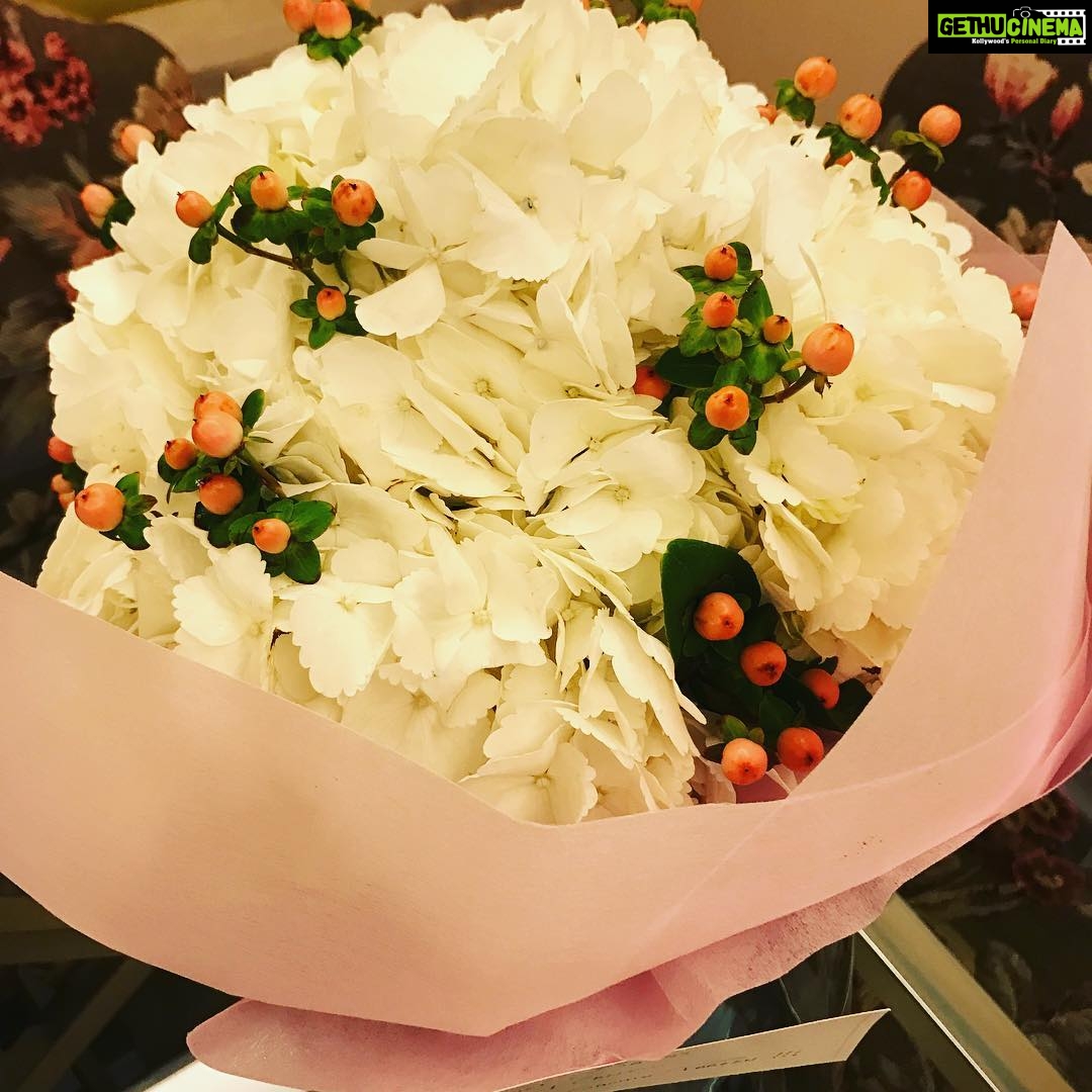 Sonali Bendre Instagram - Thank u for sending me my fav flowers!!! @stemlinefloraldesign #hydrangeas #mademesmile #sopretty #pinknwhite 😊