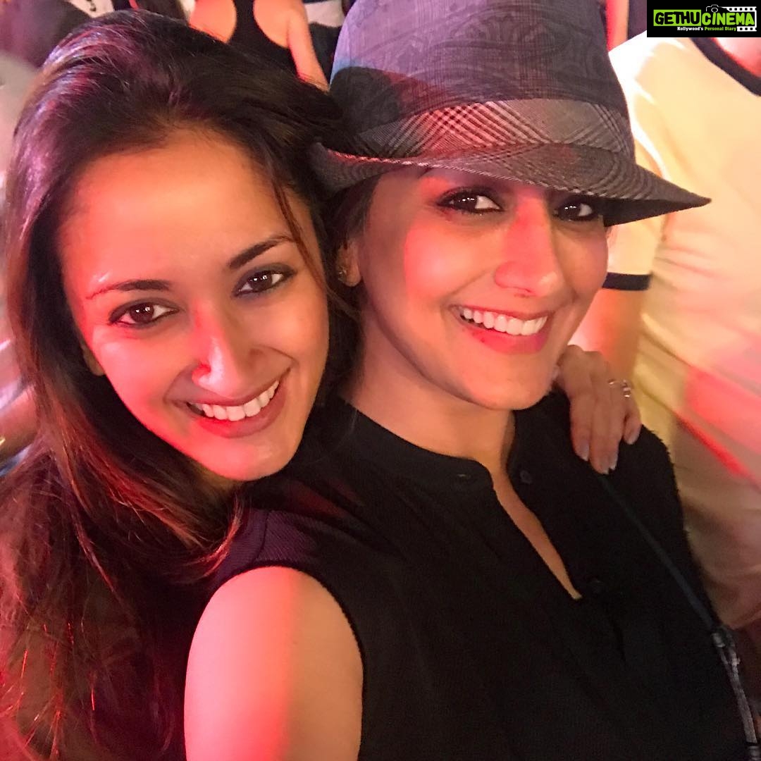Sonali Bendre Instagram - 'The Empire State of mind' under 'sky full of stars'...#favsongs #concert #globalcitizenindia #coldplay #jayZ @gayatrioberoi