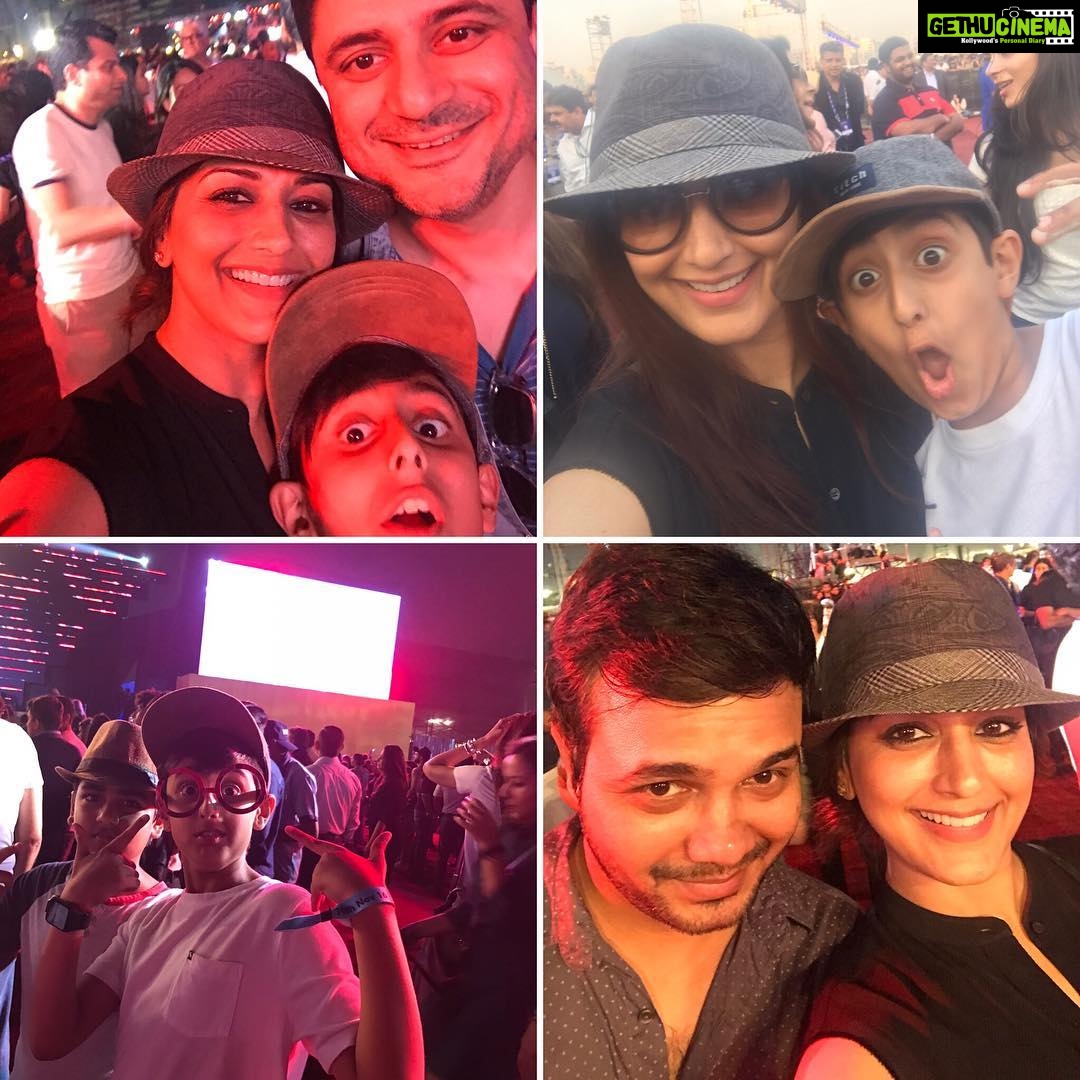 Sonali Bendre Instagram - Concert time family time....#coldplay #concert #growinguptoofast #fun MMRDA Grounds BKC