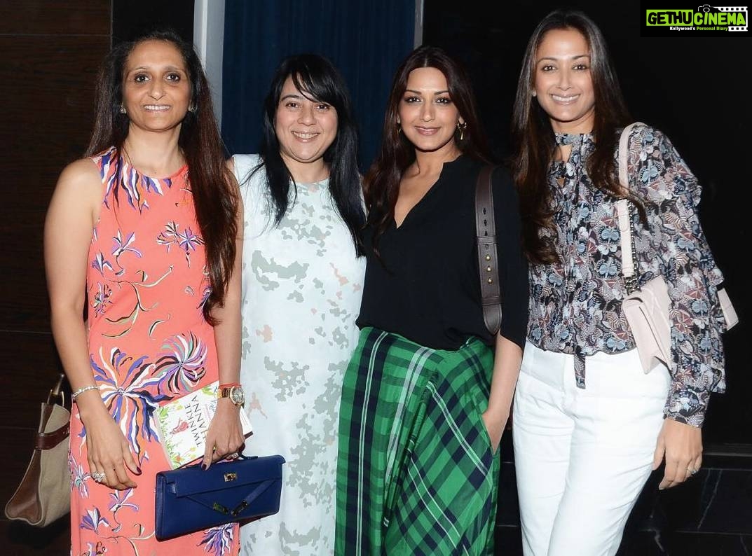 Sonali Bendre Instagram - #GirlsDayOut #AuthorsUnite @srishtibehlarya, @gayatrioberoi, @binduoberoi @twinklerkhanna #thelegendoflaxmiprasad