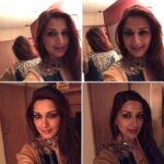 Sonali Bendre Instagram - What u do when u don't play cards.....#selfietime #diwalinight #cantbelieveimdoingthis #festivaloflights #celebration