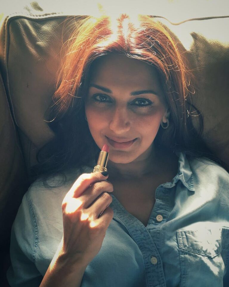 Sonali Bendre Instagram - Do you #LoveYourSelfie? Then share a selfie with a @oriflameindia product to get clicked with me! #SelfieWithSonali