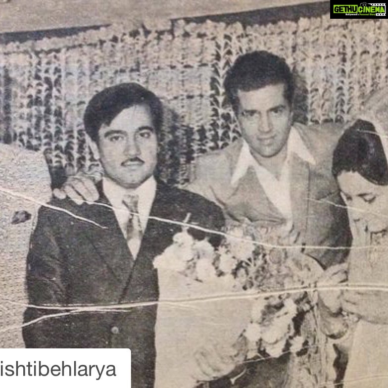 Sonali Bendre Instagram - #Repost @srishtibehlarya with @repostapp. ・・・ My gorgeous parents at their reception! The other two gentlemen are not so bad looking themselves 😜 There is something about dressing up for occasions as opposed to the casual approach these days or am I just in hiraeth... #nostalgia #celebrations #parents #oldisgold