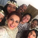 Sonali Bendre Instagram – When u shoot long hours it’s d team that matters!!!#allsmiles#gajras#IBD-finale’🏆