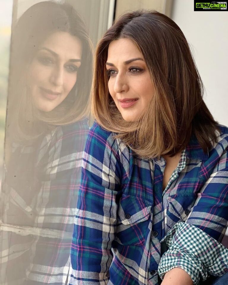 Sonali Bendre Instagram - Looking out the window... all day everyday #NeverEndingCovidSaga