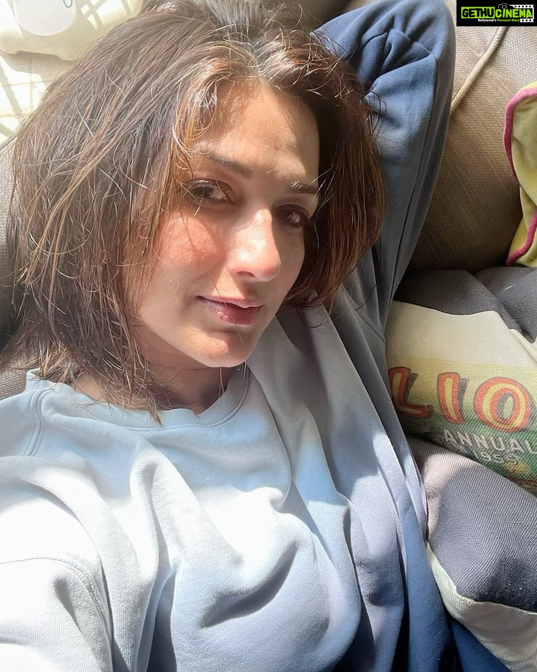 Sonali Bendre Instagram - Sunshine is my hair colour… #NaturallyDryingHair #MumbaiWinters