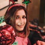 Sonali Bendre Instagram - Merry everything and happy always ⭐ PS… Borrowing the beautiful #ChristmasDecor from @sandeepkhosla