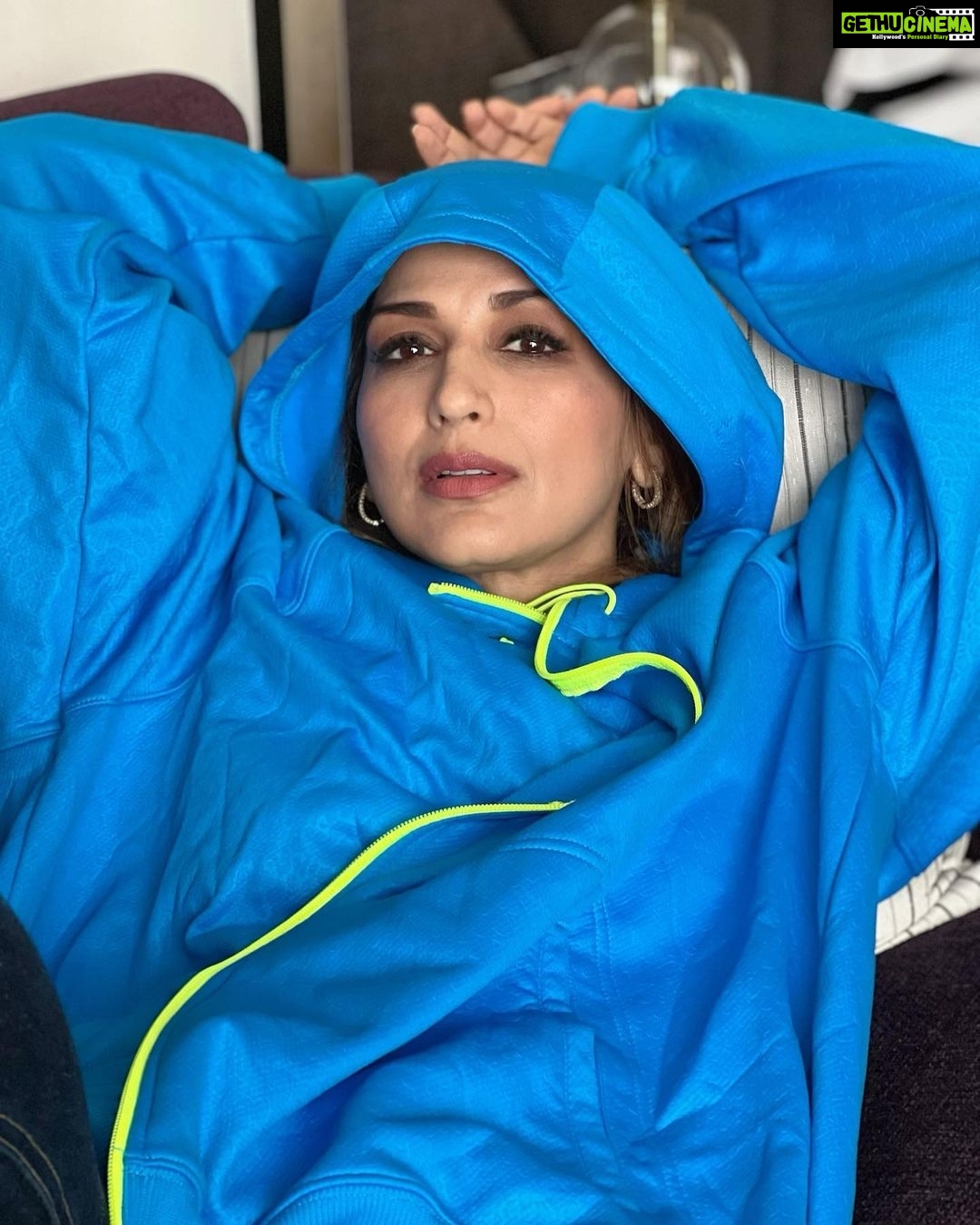 Sonali Bendre Instagram - Who says Mondays need to be blue…