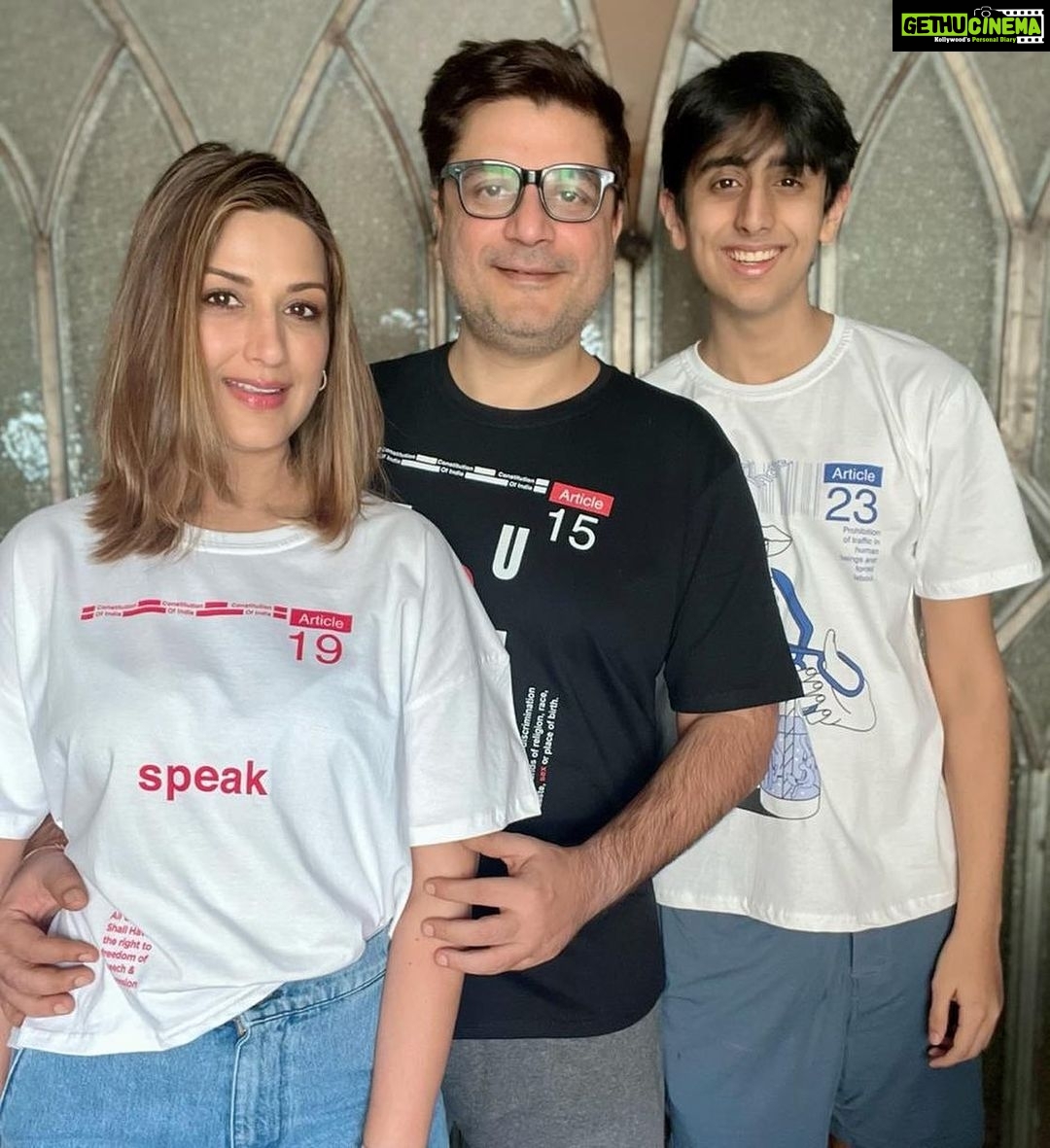 Sonali Bendre Instagram - Did you know that India has the world's longest written constitution? #RepublicDay is a great day to remind ourselves of our fundamental rights and duties, and @a47merch has done a brilliant job with their #ConstitutionOfIndia collection. Kudos! 🥰 Happy Republic Day 🇮🇳 #WearYourRights