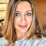 Sonali Bendre Instagram – Guess who’s back… the good hair days! 😄