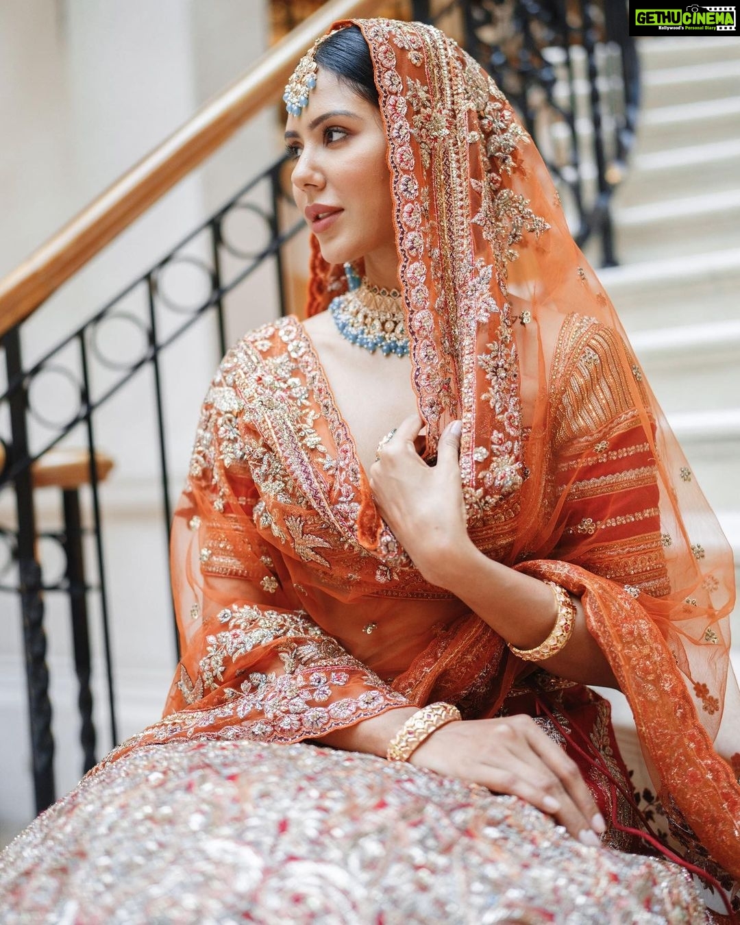Sonam Bajwa Instagram - 𝐒𝐎𝐍𝐀𝐌 𝐁𝐀𝐉𝐖𝐀 𝐗 𝐅𝐑𝐎𝐍𝐓𝐈𝐄𝐑 𝐑𝐀𝐀𝐒