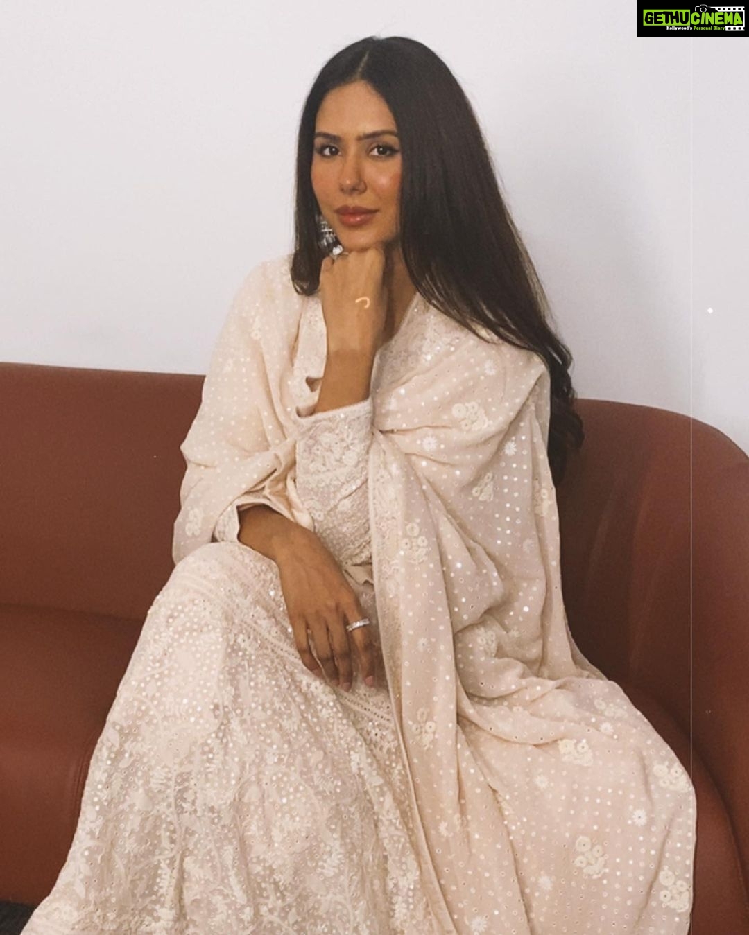 Sonam Bajwa Instagram - 𝓑𝓮𝔀𝓳𝓪𝓱 𝓣𝓪𝓻𝓻𝓮𝓮𝓯 𝓴𝓪𝓻𝓷𝓪 𝓪𝓪𝓹 𝓴𝓲 𝓪𝓪𝓭𝓪𝓽 𝓽𝓸𝓱 𝓷𝓪𝓱𝓲..