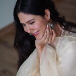 Sonam Bajwa Instagram - हमारी तरफ से निगाहें हटा लो !!