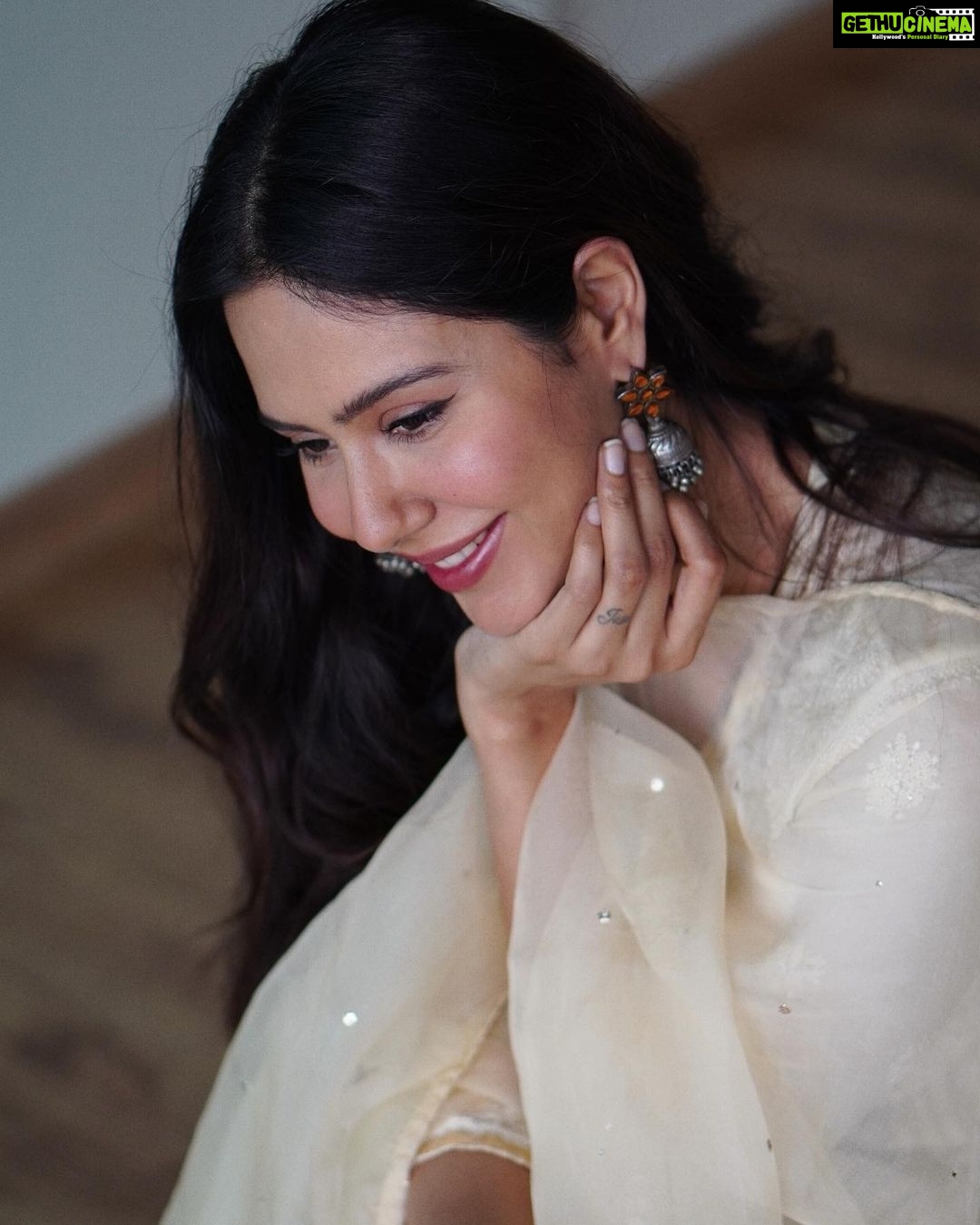 Sonam Bajwa Instagram - हमारी तरफ से निगाहें हटा लो !!