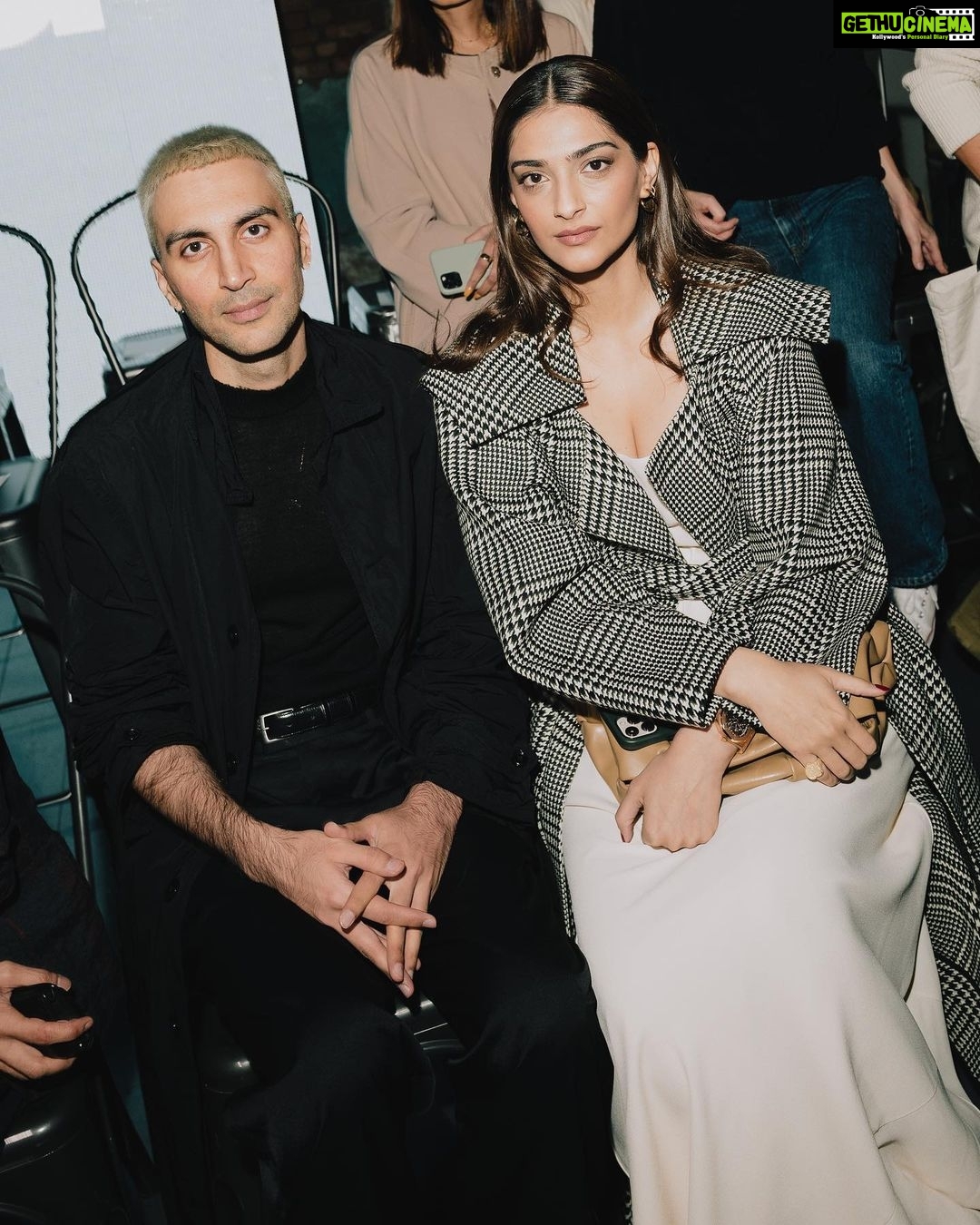 Sonam Kapoor Instagram - To my brother from another mother and to my twin in every aspect. Happy happy birthday dearest Niki. Love you too much. Always be your kind, selfless, artistic self. You don’t know how much you inspire those around you with your idealism. 🎂 @nikhilmansata ❤️ London, United Kingdom