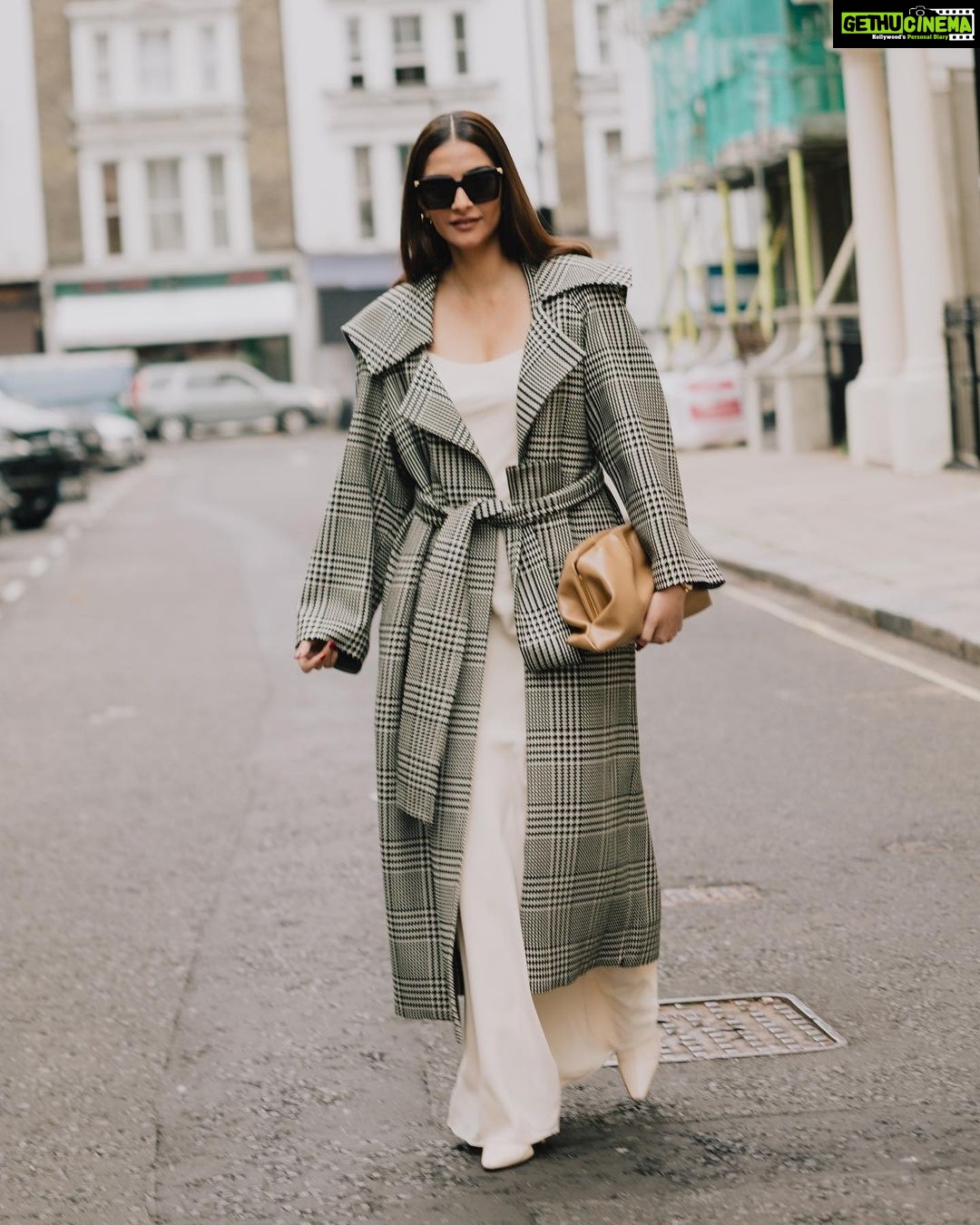 Sonam Kapoor Instagram - “You were born a child of lights wonderful secret - you return to the beauty you have always been” #photodump #aboutmonday London, United Kingdom
