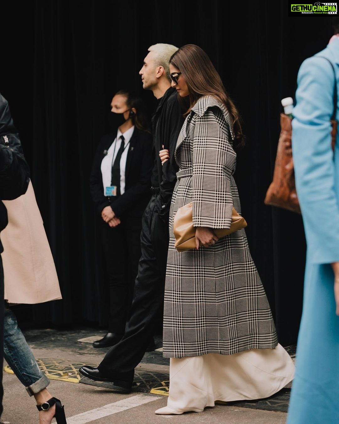 Sonam Kapoor Instagram - “You were born a child of lights wonderful secret - you return to the beauty you have always been” #photodump #aboutmonday London, United Kingdom