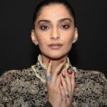 Sonam Kapoor Instagram - Went to the incredible annual summer exhibit @royalacademyarts Decided to represent in archival @anamikakhanna.in fully embroidered and beautifully styled by @nikhilmansata 💎@jessica_mccormack 💄by the wonderful @marygreenwell 💇‍♀️by the best @dayaruci 📸 @rowben_ London, United Kingdom