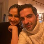 Sonam Kapoor Instagram - What an incredible meal @darjeelingldn with @asmakhanlondon it was such a sumptuous experience. It was such a beautiful mix of Calcutta and Rajasthan, street food and traditional home made food. Thank you @imranamed for organising this for my parents. Love you. Darjeeling Express, Soho