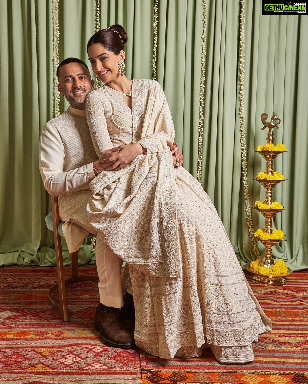 Sonam Kapoor Instagram - My whole universe and everything that matters the most . I love you @anandahuja #everydayphenomenal #diwali 🪔 🧿 London, United Kingdom