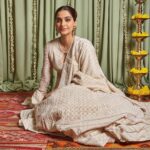 Sonam Kapoor Instagram - दीप जगमगाते रहें, सबके घर झिलमिलाते रहें, साथ हों सब अपने, सब यूँ ही मुस्कुराते रहें। शुभ दिवाली. As the dawn marks the arrival of light in the world of darkness, may the lights of the Diwali mark the beginning of a shining new year in your life. Happy Diwali and a prosperous New Year! #Diwali 🪔 #newyear