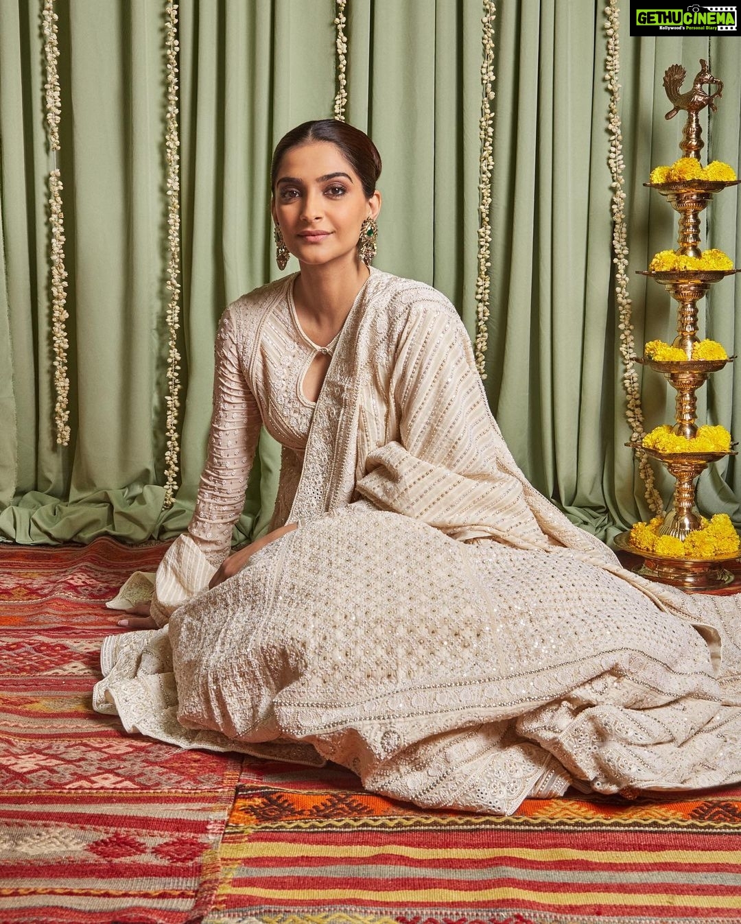 Sonam Kapoor Instagram - दीप जगमगाते रहें, सबके घर झिलमिलाते रहें, साथ हों सब अपने, सब यूँ ही मुस्कुराते रहें। शुभ दिवाली. As the dawn marks the arrival of light in the world of darkness, may the lights of the Diwali mark the beginning of a shining new year in your life. Happy Diwali and a prosperous New Year! #Diwali 🪔 #newyear