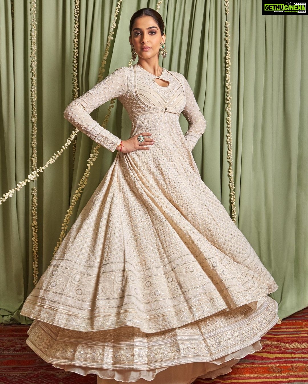 Sonam Kapoor Instagram - दीप जगमगाते रहें, सबके घर झिलमिलाते रहें, साथ हों सब अपने, सब यूँ ही मुस्कुराते रहें। शुभ दिवाली. As the dawn marks the arrival of light in the world of darkness, may the lights of the Diwali mark the beginning of a shining new year in your life. Happy Diwali and a prosperous New Year! #Diwali 🪔 #newyear