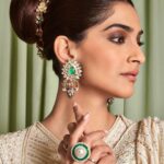 Sonam Kapoor Instagram - दीप जगमगाते रहें, सबके घर झिलमिलाते रहें, साथ हों सब अपने, सब यूँ ही मुस्कुराते रहें। शुभ दिवाली. As the dawn marks the arrival of light in the world of darkness, may the lights of the Diwali mark the beginning of a shining new year in your life. Happy Diwali and a prosperous New Year! #Diwali 🪔 #newyear