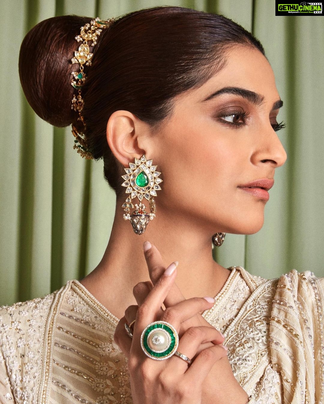 Sonam Kapoor Instagram - दीप जगमगाते रहें, सबके घर झिलमिलाते रहें, साथ हों सब अपने, सब यूँ ही मुस्कुराते रहें। शुभ दिवाली. As the dawn marks the arrival of light in the world of darkness, may the lights of the Diwali mark the beginning of a shining new year in your life. Happy Diwali and a prosperous New Year! #Diwali 🪔 #newyear
