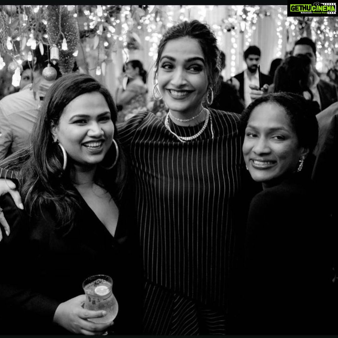 Sonam Kapoor Instagram - Happy happy birthday masu love you my pataka.. miss you and your nonsense and swag. #birthday #birthdaygirl #scorpio 🎂 🎉 ♏️ @masabagupta