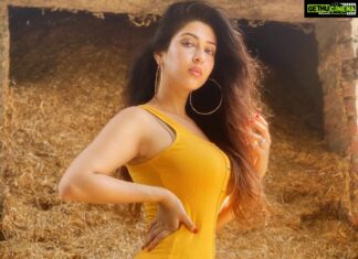 Sonarika Bhadoria Instagram - As sweet as I want to 🐝🍯
