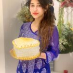 Sonarika Bhadoria Instagram – Kyunki tum hi ho
Ab tum hi ho
Zindagi ab tum hi ho
Chain bhi, mera dard bhi
Meri Aashiqui ab tum hi ho 🎂🍰🤍 #pineapplecake 👩🏻‍🍳